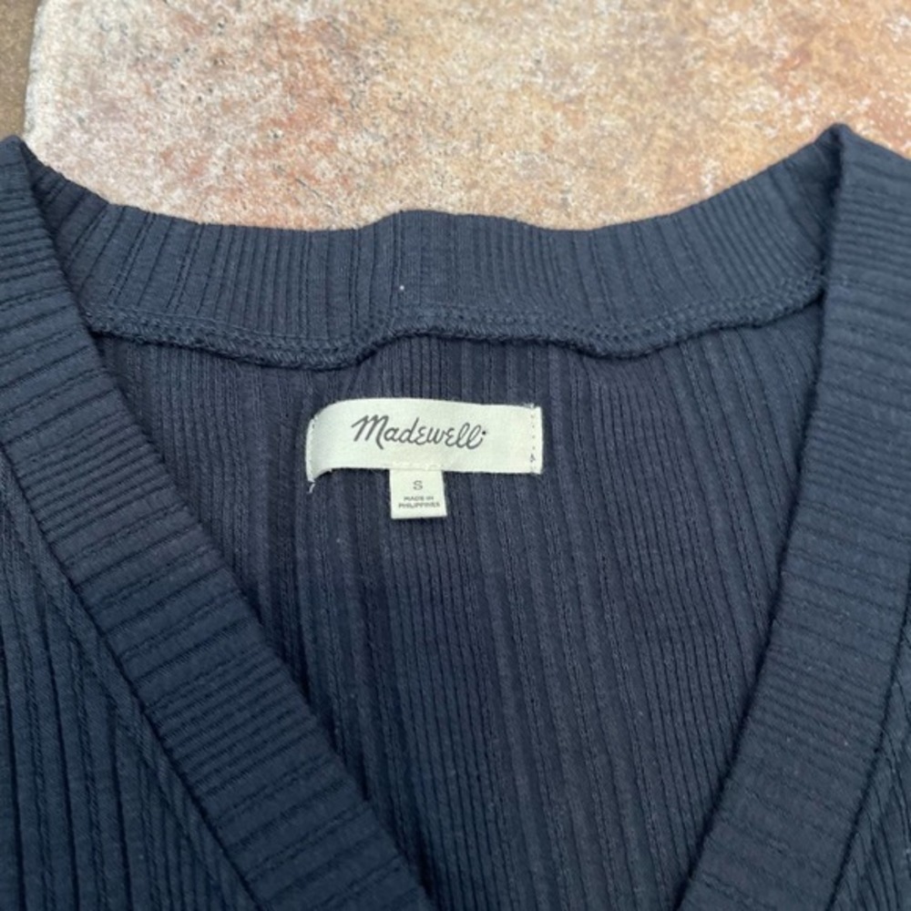 Madewell Ribbed Button-Front V-Neck Tee - Picture 4 of 5